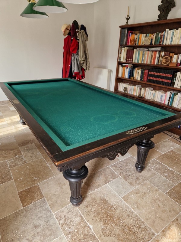 Remise en état et réfection du tapis d’un billard Français.