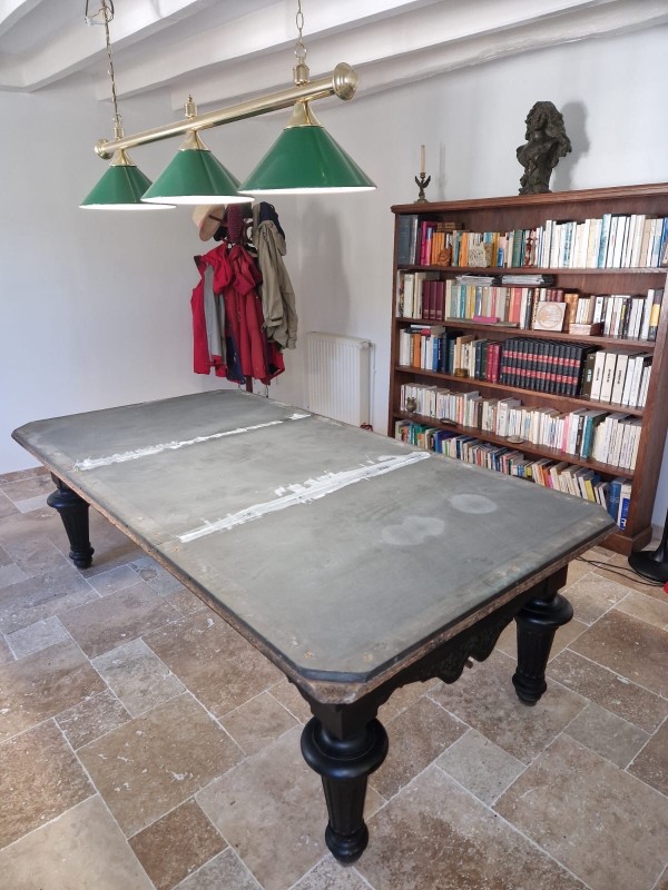 Remise en état et réfection du tapis d’un billard Français.