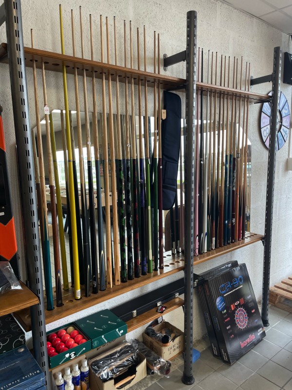 Accessoires et queues de billard.