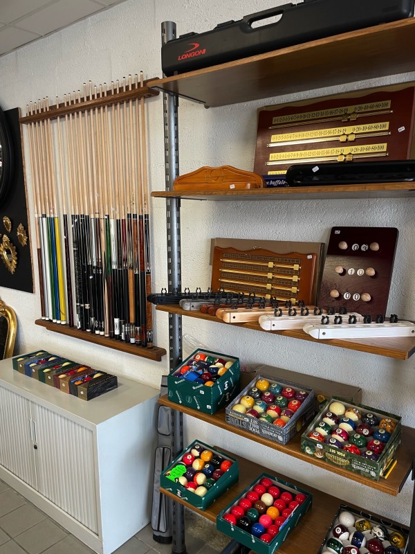 Accessoires et queues de billard.