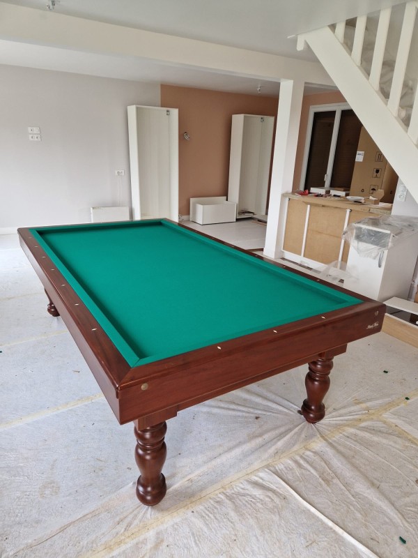 Remontage d’un billard et changement de tapis.