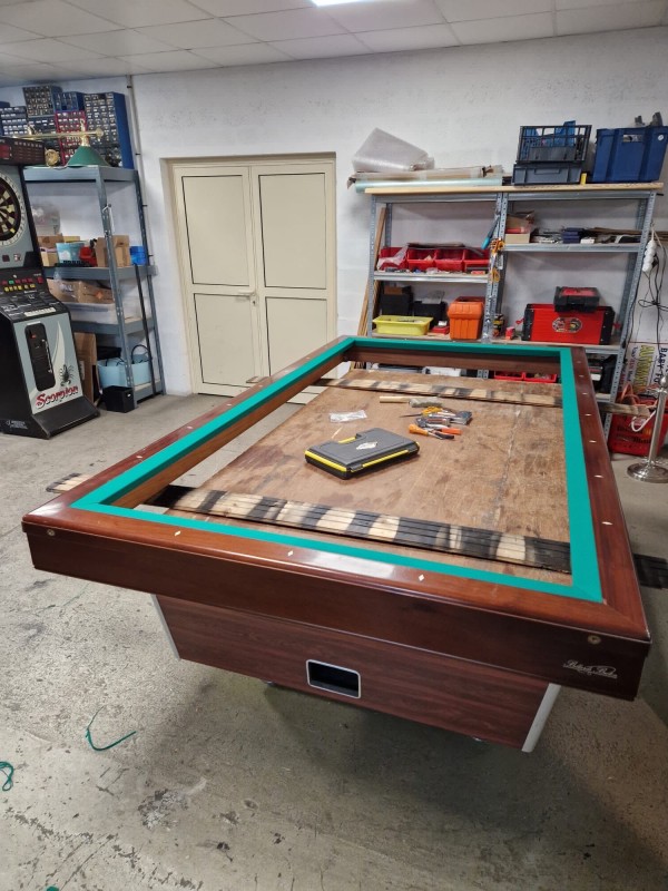 Remontage d’un billard et changement de tapis.