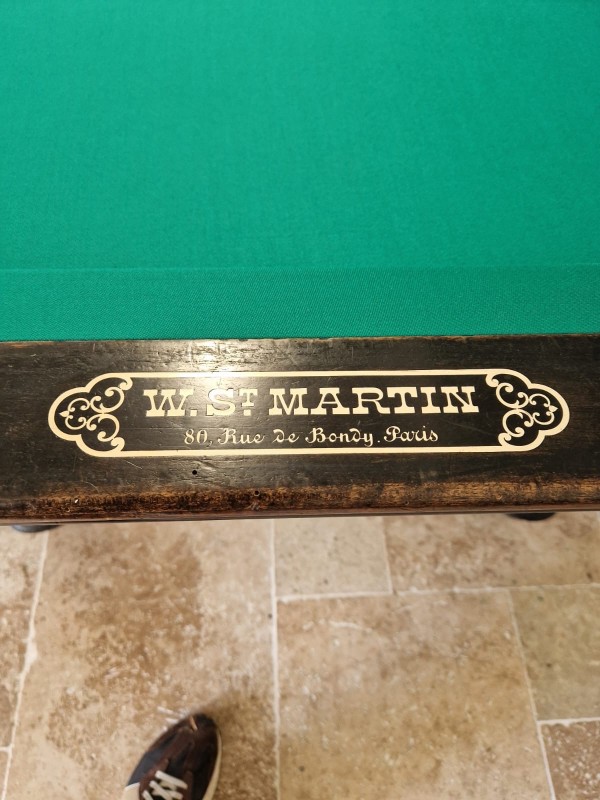 Remise en état et réfection du tapis d’un billard Français.