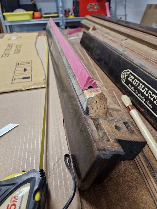 Remise en état et réfection du tapis d’un billard Français.