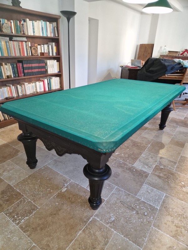 Remise en état et réfection du tapis d’un billard Français.