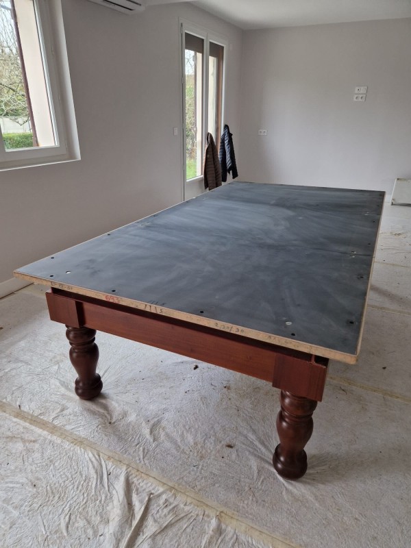 Remontage d’un billard et changement de tapis.