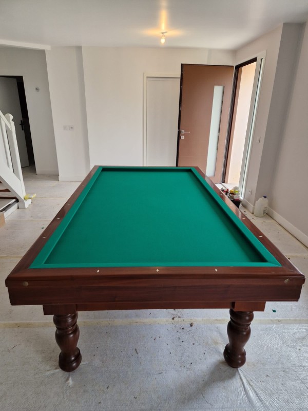 Remontage d’un billard et changement de tapis.