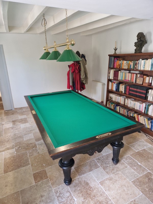 Remise en état et réfection du tapis d’un billard Français.