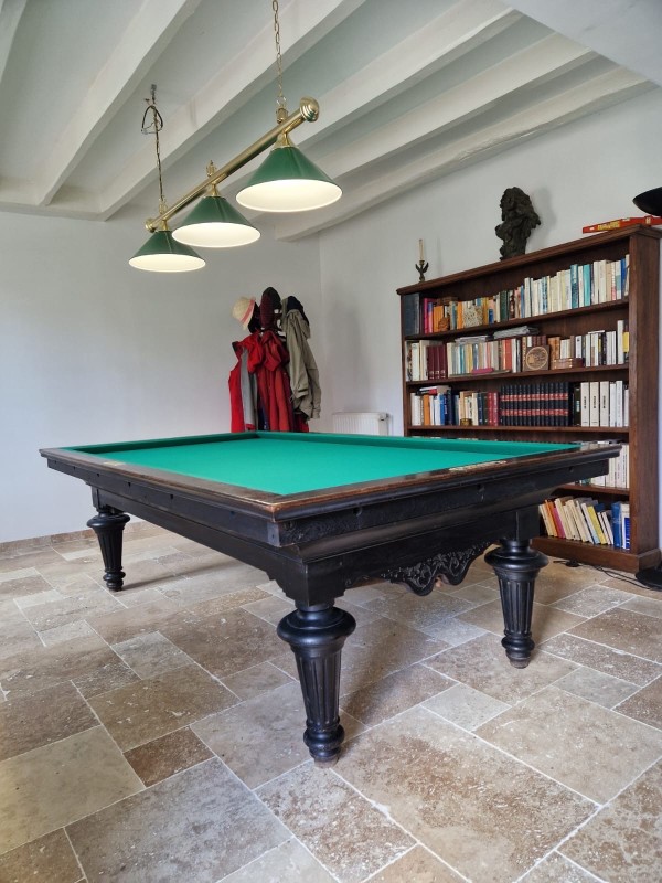 Remise en état et réfection du tapis d’un billard Français.