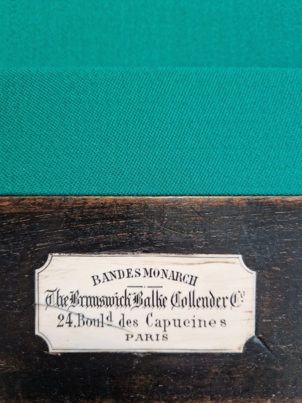 Remise en état et réfection du tapis d’un billard Français.