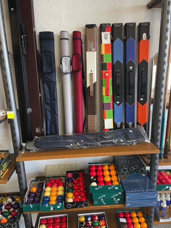Accessoires et queues de billard.