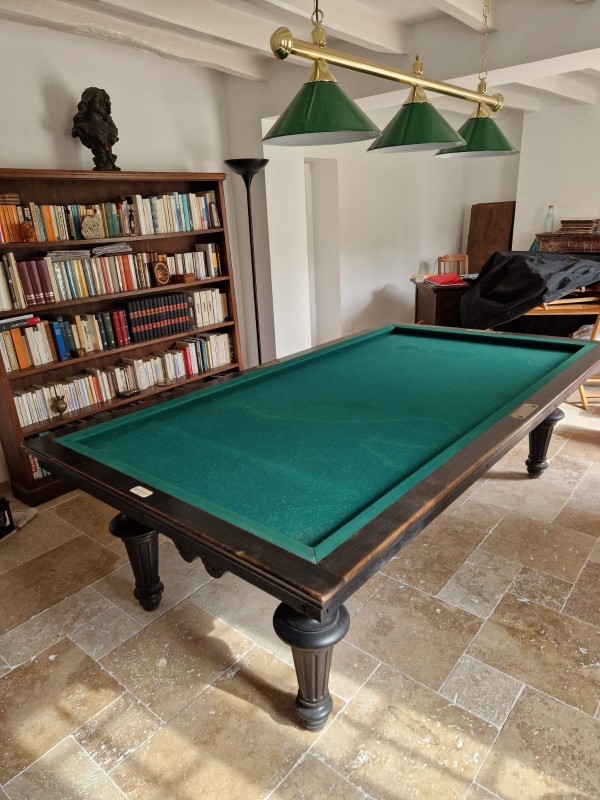 Remise en état et réfection du tapis d’un billard Français.
