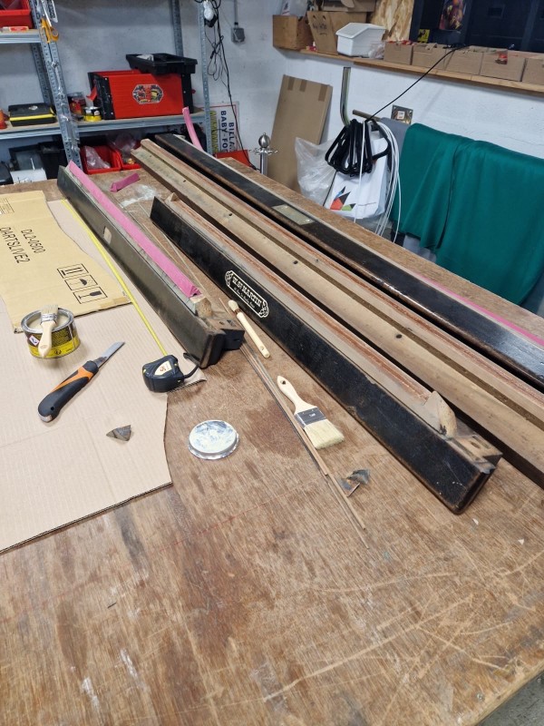 Remise en état et réfection du tapis d’un billard Français.