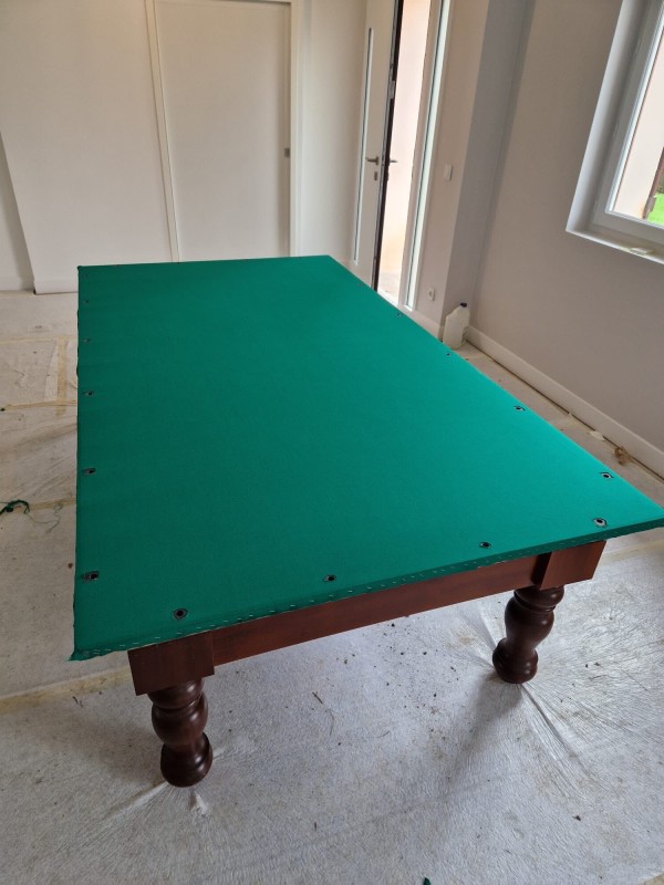 Remontage d’un billard et changement de tapis.